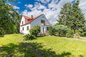 Prodej rodinného domu v Týnci nad Labem (240 m2) se dvěma garážemi (40 m2) a zahradou (602 m2), cena 9890000 CZK / objekt, nabízí 