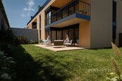 Atypický byt 2+kk s velkorysou zahradou v novostavbě - Radlík, Jílové u Prahy, cena 11497000 CZK / objekt, nabízí CENTURY 21 Realitas Central Praha