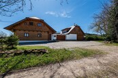 Prodej exkluzivní roubenky na Šumavě s rozsáhlým pozemkem a energetickou nezávislostí, cena 19900000 CZK / objekt, nabízí 