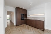 Tato nemovitost, může být právě vaším domovem 4+kk s balkónem, terasou a předzahrádkou, garážovým stáním a velkorysou komorou, cena 30000 CZK / objekt / měsíc, nabízí 