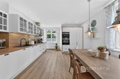 Výjimečný rodinný byt 4+1 s balkonem, zahradou a atmosférou skutečného domova | 101 m2 + 14 m2 sklep | Karlovy Vary - Horní Drahovice, cena 7670000 CZK / objekt, nabízí CENTURY 21 The Most Reality