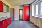 Prostorný byt 3+1 s výhledem do zahrady vnitrobloku, cena 18900 CZK / objekt / měsíc, nabízí 