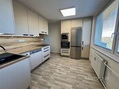 Pronájem bytu 3+1 s balkonem a parkovacím stáním, cena 16800 CZK / objekt / měsíc, nabízí 