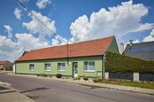 Rodinný dům 4+1 s uzavřeným dvorem, garáží a hospodářskými prostory v Šanově, cena 5490000 CZK / objekt, nabízí 