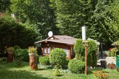 Prodej kouzelné chaty 2+kk s terasou a rozlehlou zahradou na pozemku 563 m2 v Lančově - Stříbrná zátoka, cena 3900000 CZK / objekt, nabízí 