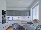 Prodej zrekonstruovaného bytu 3+kk s balkonem a sklepem, ul. Znojemská, Dobšice, cena 5302500 CZK / objekt, nabízí 