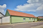 Rodinný dům 4+1 s uzavřeným dvorem, garáží a hospodářskými prostory v Šanově, cena 4995000 CZK / objekt, nabízí 