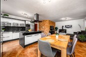 Prodej RD se zahradou, vyhřívaným bazénem, garáží, zasklenou terasou a balkonem, 210 m2, Praha 8 Ďáblice, ulice Na Blatech, cena 21500000 CZK / objekt, nabízí 