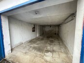 Pronájem garáže v centru města - uzavřený areál, možnost rozšíření o autoservis a kanceláře, cena 5000 CZK / objekt / měsíc, nabízí 