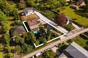 Rodinný dům se dvěma bytovými jednotkami, bazénem a pozemkem o velikosti 1 306 m2 Horní Jirčany, cena cena v RK, nabízí 