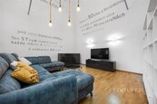 Unikátní loft 146 m2 s galerií, garáží a maximálním soukromím, Korunní dvůr, Vinohrady, cena 44500 CZK / objekt / měsíc, nabízí 