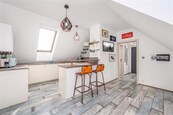 Prodej podkrovního bytu 2+kk v Jesenici u Prahy, ulice K Šátalce | nábytek na míru | včetně podílu na zahradě 68 m2, cena 6900000 CZK / objekt, nabízí 