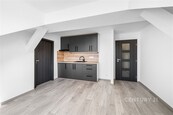 Prodej moderního bytu 2+kk 37 m2, s krásným výhledem, sklepem v srdci Plzně, Rokycanská, Doubravka, Plzeň, cena 4100000 CZK / objekt, nabízí 