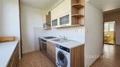 Pronájem prostorného bytu 4+1 s neprůchozími pokoji, cena 26000 CZK / objekt / měsíc, nabízí 