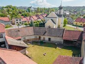 Prodej rodinného domu s velkým uzavřeným dvorem (1 177 m2) v Jaroměřicích, cena 2600000 CZK / objekt, nabízí 