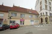 Prodej domu s bytem 3+kk 76 m2 s garáží a pozemkem za domem, včetně obchodního prostoru 81 m2 v přízemí Dukelské nám. Hustopeče, okr. Břeclav., cena 8990000 CZK / objekt, nabízí CENTURY 21 4Plus