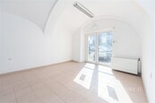 Prodej domu s obchodním prostorem 81 m2, bytem 3+kk 76 m2 s garáží a pozemkem za domem, Dukelské nám. Hustopeče, okr. Břeclav., cena 8990000 CZK / objekt, nabízí CENTURY 21 4Plus