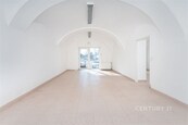 Prodej domu s obchodním prostorem 81 m2, bytem 3+kk 76 m2 s garáží a pozemkem za domem, Dukelské nám. Hustopeče, okr. Břeclav., cena 8990000 CZK / objekt, nabízí 