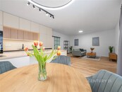 Prodej krásného zrekonstruovaného domu se zahrádkou ve Vlasaticích v energetické třídě náročnosti budovy B, cena 9950000 CZK / objekt, nabízí 
