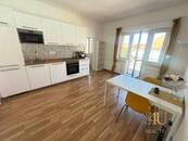 Život s výhledem a duší: Designový byt s terasou, pavlačí a soukromým parkem 2kk 40m² Strašnice, cena 6950000 CZK / objekt, nabízí Simply4U Real s.r.o.