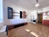 Pronájem 1+kk 35 m2 se společnou zahrádkou, Praha 5 - Smíchov, cena 11300 CZK / objekt / měsíc, nabízí 