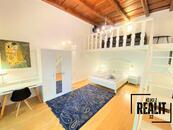 Prostorný byt 1+1 k pronájmu na Malé Straně, cena 28000 CZK / objekt / měsíc, nabízí 