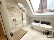 Nově zrekonstruovaný půdní byt 4+kk k pronájmu na Malé Straně, cena 65000 CZK / objekt / měsíc, nabízí 