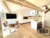 Nově zrekonstruovaný půdní byt 4+kk k pronájmu na Malé Straně, cena 65000 CZK / objekt / měsíc, nabízí Kluci Z Realit.CZ