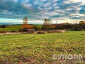 Prodej pozemku 1300m2 pro stavbu RD v obci Lubná u Rakovníka, cena 3990000 CZK / objekt, nabízí EVROPA realitní kancelář