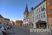 Prodej prodejny v tradičních obchodních prostorech a kancelářemi s byty, o celkové výměře 957 m, cena cena v RK, nabízí 