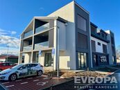 Byt na prodej v novostavbě 3KK 85m2 s lodžií 12m2, 2x parkovací místa před domem, v centru obce blí, cena 2200000 CZK / objekt, nabízí EVROPA realitní kancelář