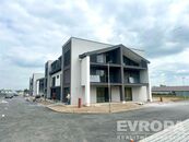 Poslední byt k pronájmu novostavba 2KK 69m2 s lodžií 12m2 v centru obce blízko do přírody v létě ho, cena 29000 CZK / objekt / měsíc, nabízí EVROPA realitní kancelář