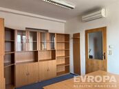Pronájem neprůchozí kanceláře 15 m2 v administrativní budově, cena 4884 CZK / objekt / měsíc, nabízí EVROPA realitní kancelář