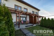 Moderní řadový rodinný dům 4+kk, 130 m se zastřešenou terasou, zahradou s výhledem do přírody, vlast, cena 11990000 CZK / objekt, nabízí 