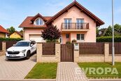 Pronájem rodinného domu 5+1 se zahradou a dvojgaráží v Průhonicích, cena 60000 CZK / objekt / měsíc, nabízí 