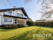 Pronájem reprezentativního rodinného domu 67+1 se zahradou 708 m v rezidenčním areálu v Průhonicích, cena 95000 CZK / objekt / měsíc, nabízí 