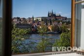 Elegantní byt s výhledem na Pražský hrad a Vltavu v jedné z nejprestižnějších adres historické, Prah, cena cena v RK, nabízí 