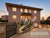 Reprezentativní rodinný dům se zahradou v Průhonicích, cena 85000 CZK / objekt / měsíc, nabízí EVROPA realitní kancelář
