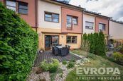 Moderní řadový dům 4kk 131m2 s terasou 17m2, zahradou i parkovacím stáním před domem, zahradní domeč, cena 13800000 CZK / objekt, nabízí 