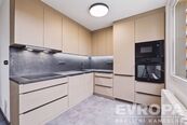 Luxusně zrekonstruovaný byt 3+1 s lodžií , 69 m v Hradci Králové - ul. Hradecká, cena 7500000 CZK / objekt, nabízí EVROPA realitní kancelář