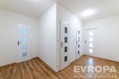 Pronájem bytu 3+1 v Prosluněné ulici, Praha 5, cena 26900 CZK / objekt / měsíc, nabízí EVROPA realitní kancelář