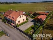 Prodej rodinného domu 5+1 o velikosti 155 m2 s celkovým pozemkem 1058 m2 v obci Roudnice, cena 9999000 CZK / objekt, nabízí EVROPA realitní kancelář