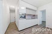 Pronájem bytu 3+1 s balkonem o výměře 79 m2 v Pardubicích - ul. Jana Zajíce, cena 18500 CZK / objekt / měsíc, nabízí 