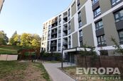 Pronájem zařízeného bytu 1+kk s lodžií, garážovým stáním a sklepem Praha 3 Žižkov, ul. Olgy Havlové, cena 23500 CZK / objekt / měsíc, nabízí EVROPA realitní kancelář
