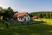 Rodinný dům se zázemím pro koně, apartmány, dílnou, dvojgaráží, 5 km od Jindřichova Hradce