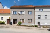 Prodej prostorného, patrového RD, vhodný pro přestavbu na bytový dům, se zahradou, nám. J.V. Kamarýta, Velešín, cena 7650000 CZK / objekt, nabízí 