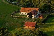 Rodinný dům se zázemím pro koně, apartmány, dílnou, dvojgaráží, 5 km od Jindřichova Hradce, cena 16499000 CZK / objekt, nabízí 