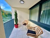 Pronájem nového, zařízeného, OV bytu 2+kk s balkonem a s garážovým stáním, v ulici Za Jitonou, Domoradice, Český Krumlov., cena 20000 CZK / objekt / měsíc, nabízí 