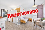 Prodej prostorného, udržovaného a upraveného, DV bytu 2+1, užitná plocha 62 m2, s obytnou halou a šatnou, ulice Větrná, České Budějovice, cena 4250000 CZK / objekt, nabízí RK Stejskal & Šandera