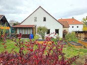 Prodej vesnické chalupy s dílnou, zahradou a skladem, vhodná k rekonstrukci, výměra pozemků 419m2, u Týna nad Vltavou, okr. České Budějovice, cena 3990000 CZK / objekt, nabízí 